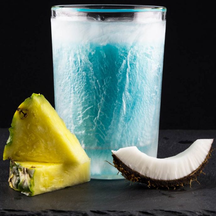 CoolDownDrink-Glas 280ml mit Ananas-Kokosnuss-Cocktail und Kokosnuss-Dekoration