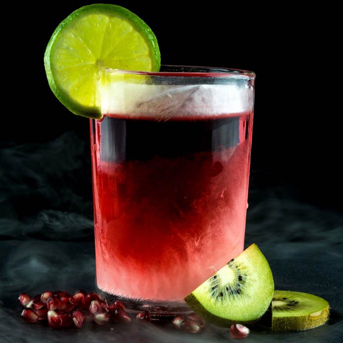 CoolDownDrink-Glas 280ml mit Cosmopolitan-Cocktail und Limetten, Kiwi und Granatapfel