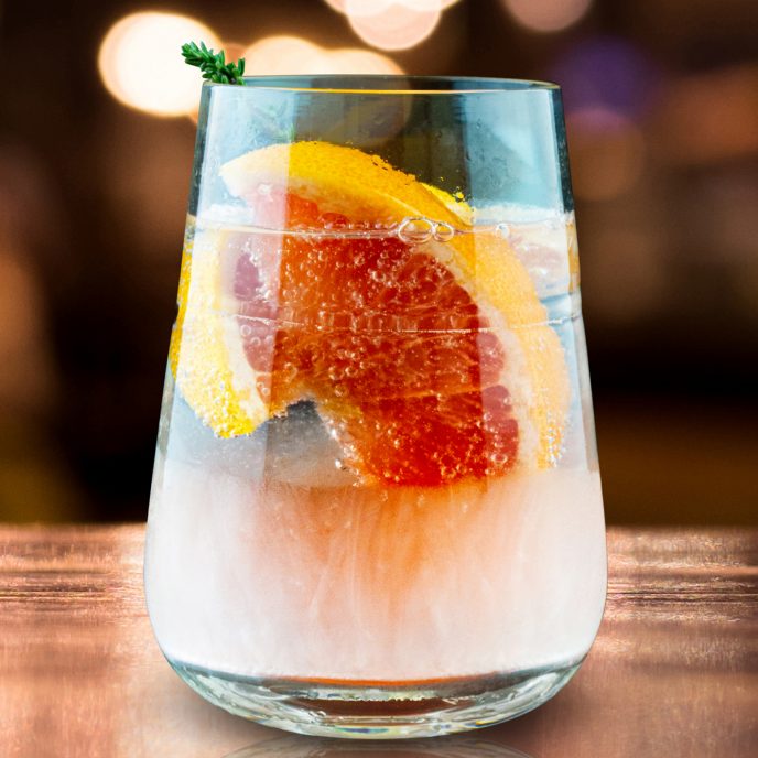 CoolDownDrink-Glas 300ml mit Grapefruit Gin-Tonic und Grapefruitschnitz